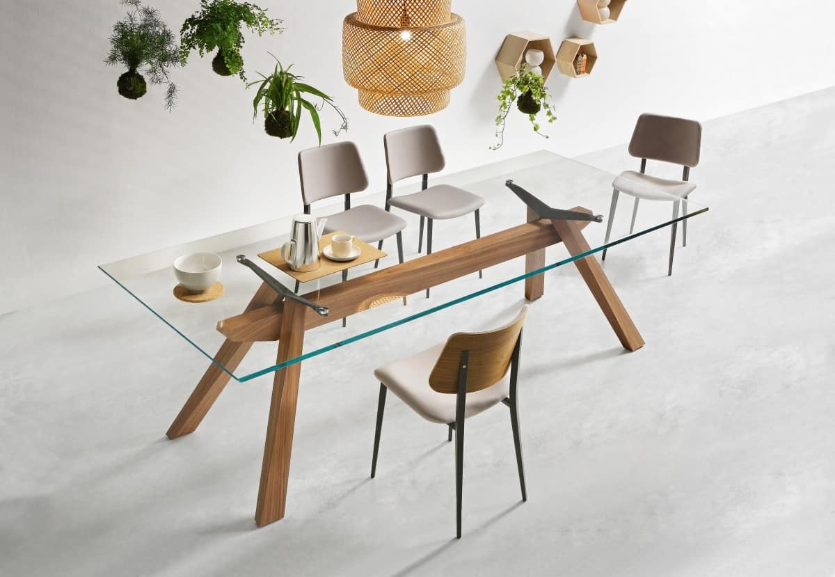 tavolo da pranzo con struttura in legno e piano in vetro