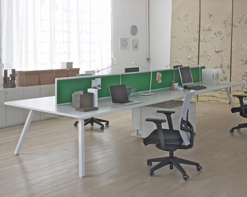 Sistema di scrivanie per ufficio con gambe oblique for Gambe tavoli design