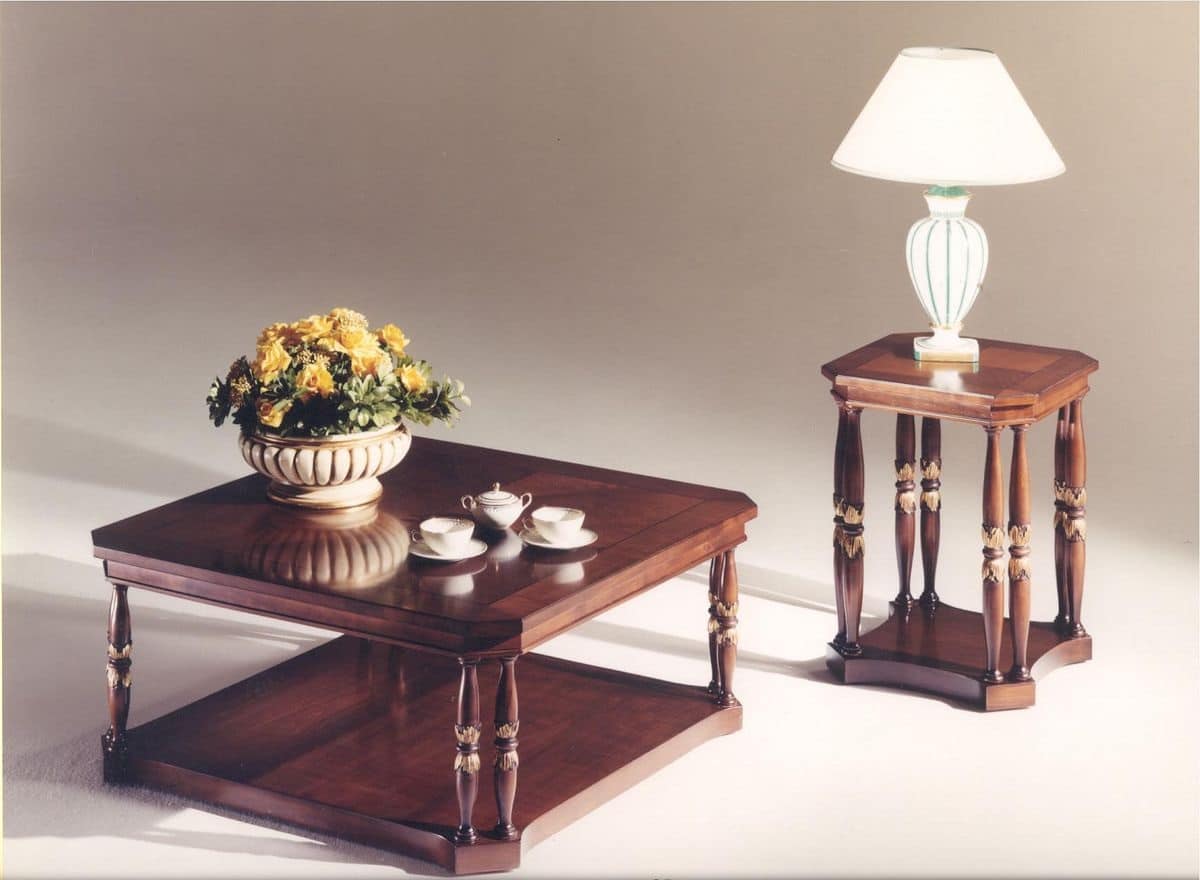 Tavolino quadrato in legno per salotti in stile classico for Tavolini in legno