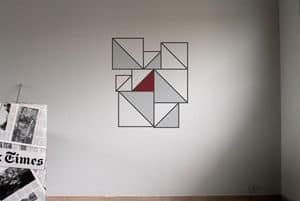 TRIANGLE SQUARE Grey-L.Grey-Red, Adesivo murale con composizione geometrica