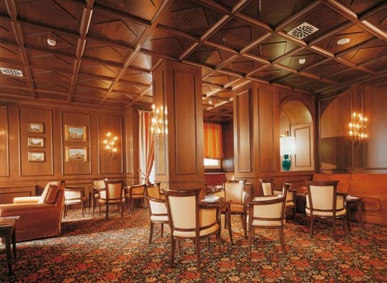 Regency Hotel Hall, Arredamenti su misura per albergo, boiserie in legno