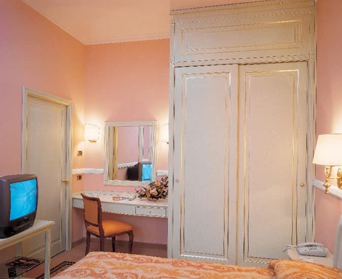 Hotel Residence Romana, Arredo per camera hotel, letto, armadio, scrittoio con specchiera, porta tv