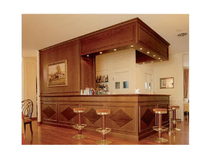 Regency Hotel, Elegante bancone bar, boiserie in legno decorato, realizzato su misura