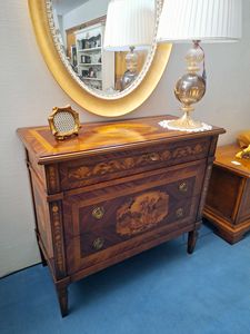 Art. M701, Comoncino in stile Maggiolini, con intarsio