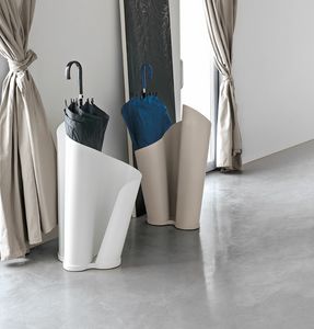 NARCISO, Porta ombrelli in metallo curvato, dal design ricercato