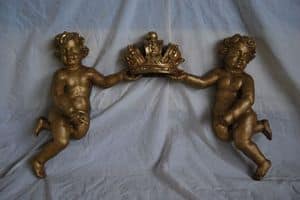 PUTTI ART. AC 0029, Coppia di putti con corona, dorati, scolpiti a mano