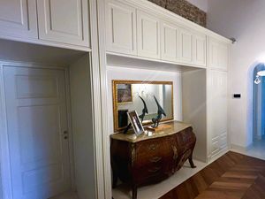 Boiserie a ponte per ingresso, Boiserie a ponte in stile classico, su misura per ingresso