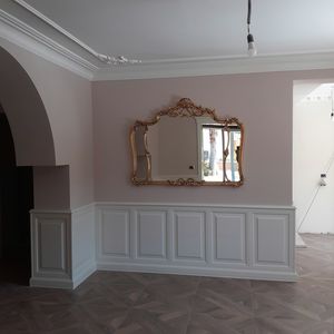 Boiserie su misura per sala, Boiserie realizzata su misura per l'arredo di una sala. Pannellature in in legno laccato bianco.