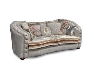 Aurora, Lussuoso divano con decorazioni capitonn