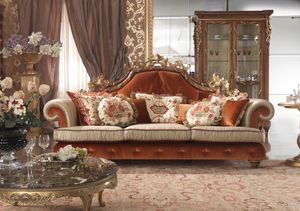 Esimia divano, Divano con decorazioni eseguite artigianalmente