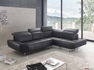 Domino, Un moderno divano angolare con piedini alti in acciaio cromato