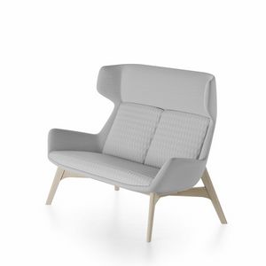 Magenta sofa, Divano con base in legno di frassino