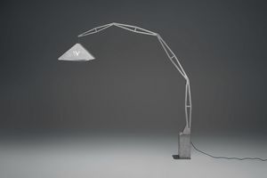 Arck, Lampada in acciaio satinato dal design innovativo