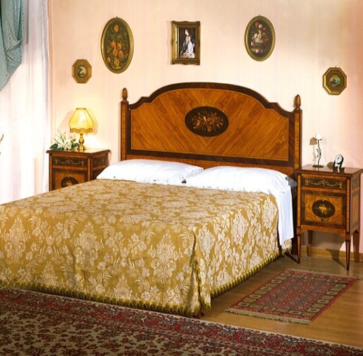 Camera da letto classica in stile I Maggiolini, comodino in noce e ulivo
