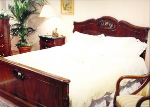 Beethoven letto, Letto in stile classico intagliato a mano