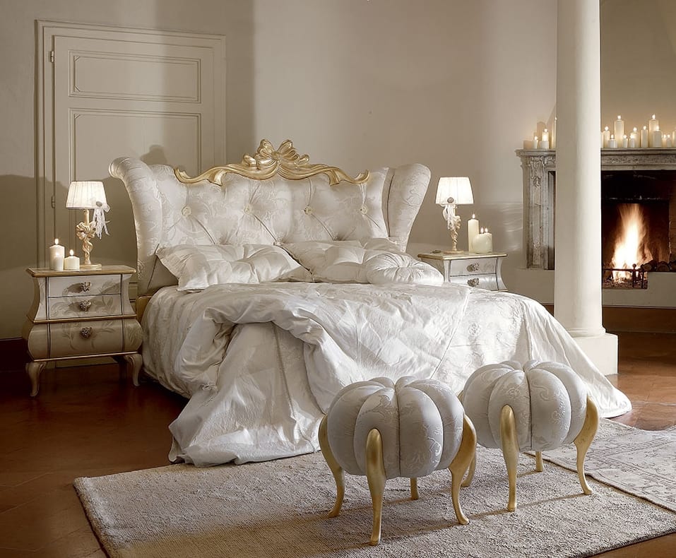 Lussuoso ed elegante letto con dettagli oro sbiancato