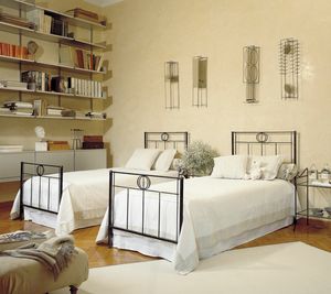 Louis, Letto in ferro con testiera decorata