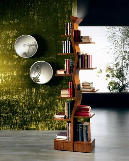 Libreria con lampada, a forma d'albero, in legno