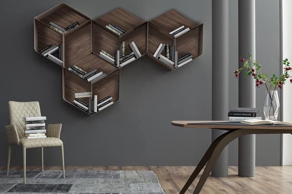 Libreria componibile, composta da cubi in legno e metallo