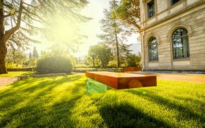 Sbalzo Wood, Panchina-scultura in legno e vetro