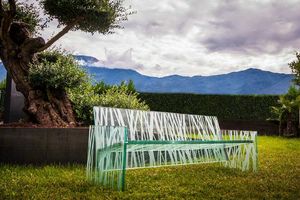 Wild / Wave, Panca in vetro con decorazioni ispirate alla natura