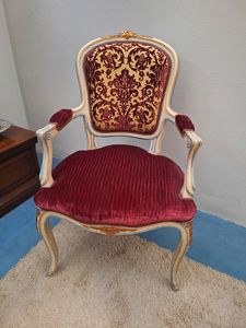 Art. 832, Poltroncina in stile classico, con decori oro