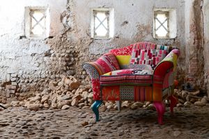 Maddy, Poltrona classica rivisitata, con rivestimento patchwork