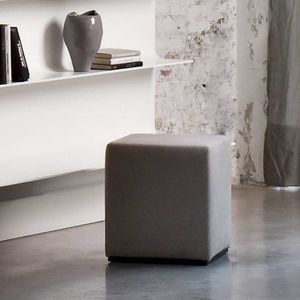 Dama, Pouf imbottito in poliuretano espanso indeformabile