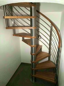 Art. H03, Scala a chiocciola con gradini in rovere spazzolato