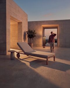 LYKOS, Lettino prendisole in teak, dalle linee essenziali