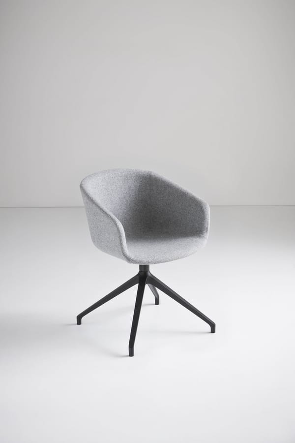 Basket Chair U, Sedia girevole con base in alluminio, seduta in polimero