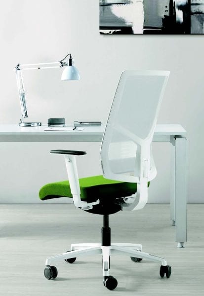 Elegante sedia ufficio con base bianca