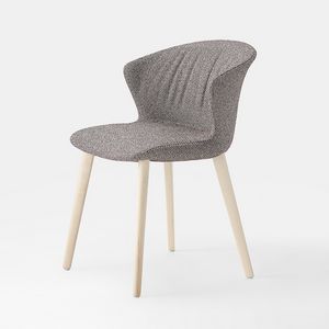 Kicca Plus Soft, Sedia con modbida imbottitura con plissettatura, gambe legno