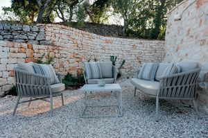 FRIDA, Arredo da giardino con divano e poltrona intrecciati in gomma