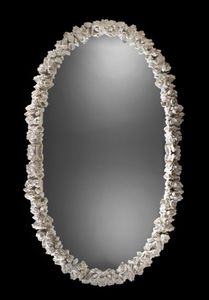 Art. 20462, Specchiera ovale, con intagli a motivo floreale