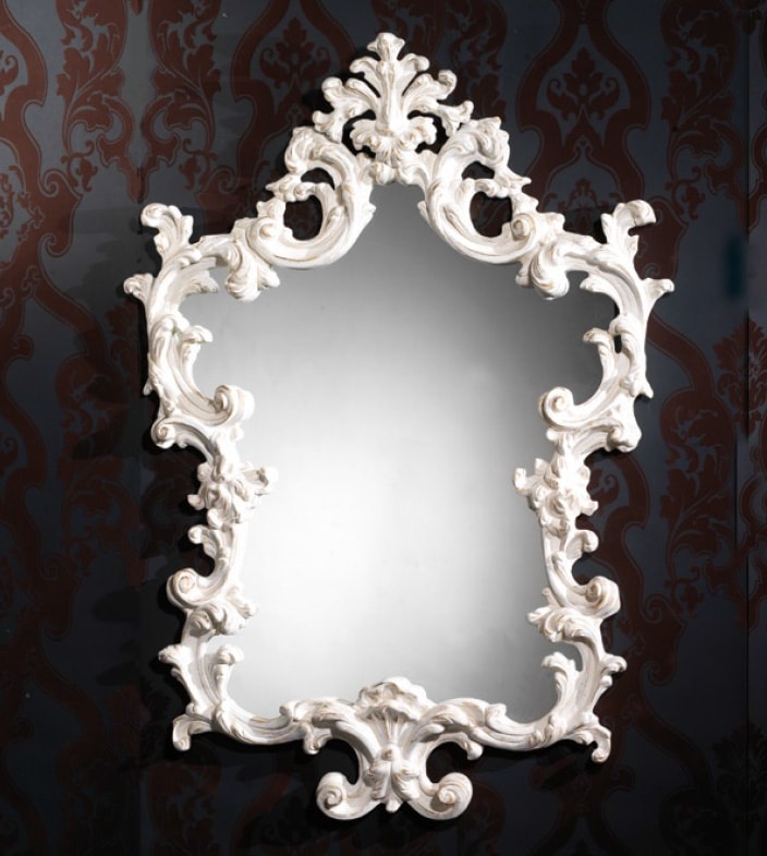 Specchio con cornice bianca intagliata
