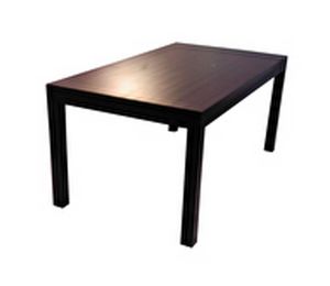 XC-03, Tavolo in legno dalle linee moderne