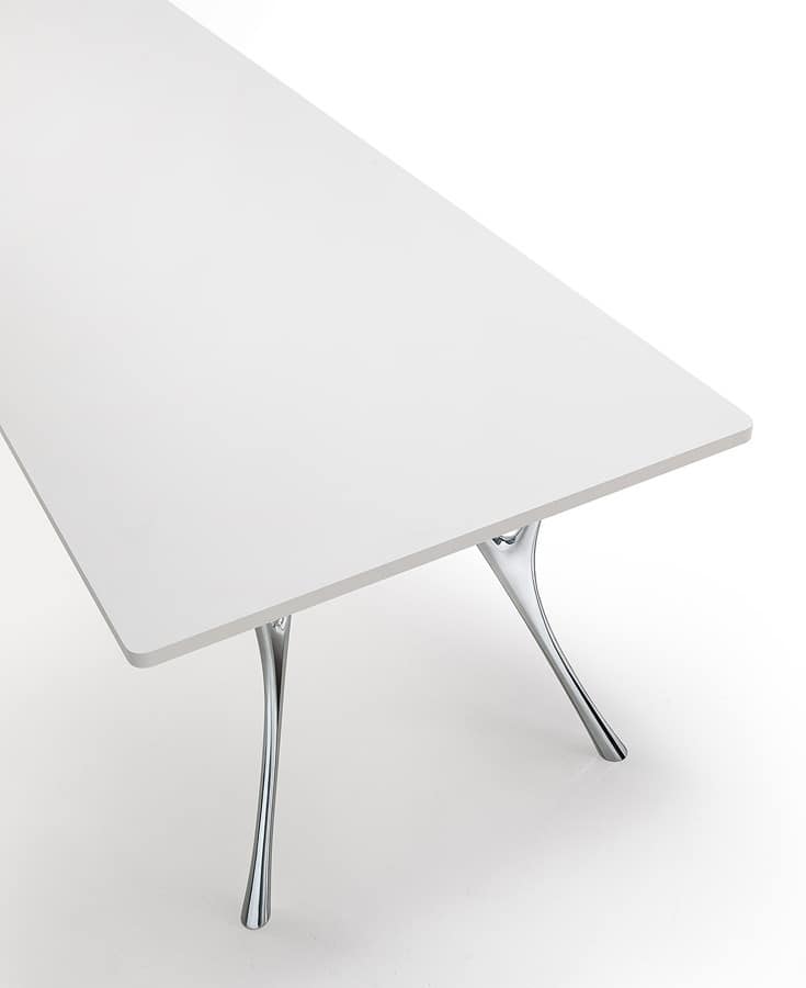 Pegaso solid, Lungo tavolo in alluminio lucidato e piano in resina