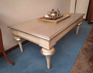 Art. 315, Tavolino classico laccato, con piano foglia argento