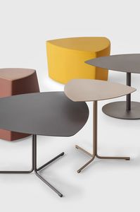 Kensho Tables, Tavolino in acciaio colorato, forma triangolare