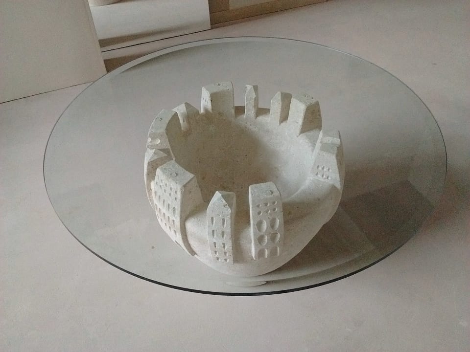 Gaia, Tavolino con base in pietra scolpita e decorata