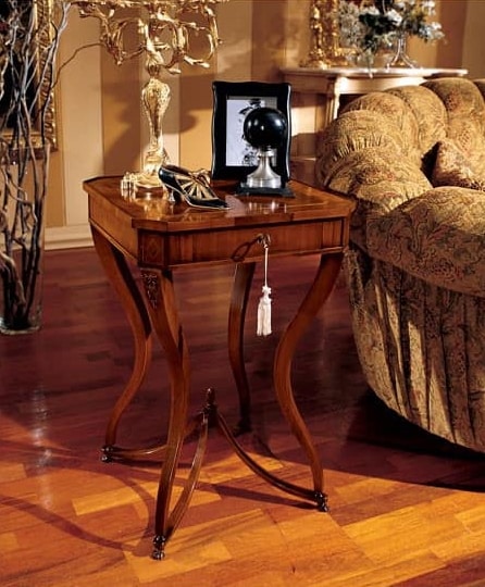 Marika tavolino 739, Tavolino quadrato classico in legno, con gambe curvate