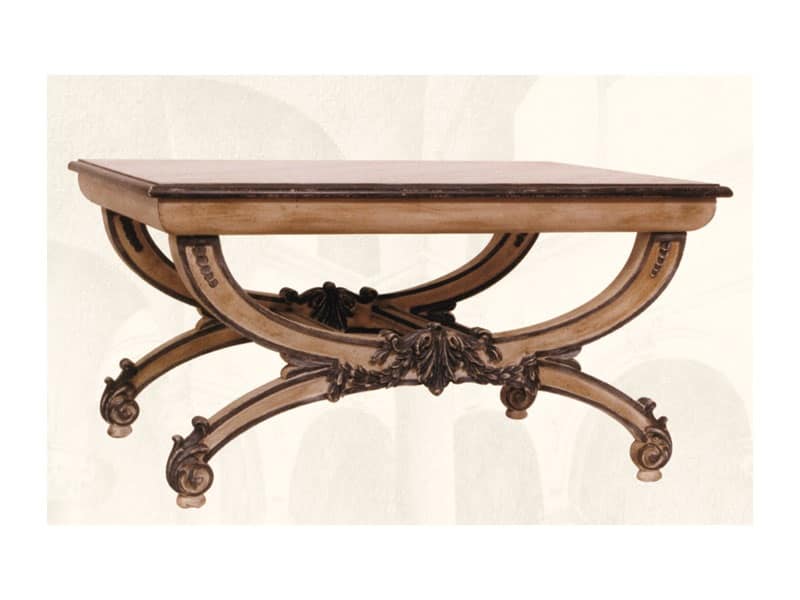 Tavolino art. 308, Tavolino con piano in legno intagliato a mano