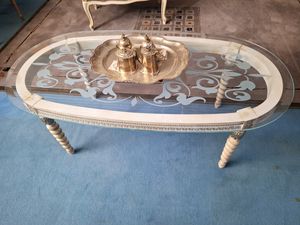 Art. 502, Tavolino con piano in cristallo con decorazioni sabbiate