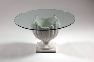 Atena, Tavolino in pietra stile classico