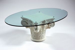 Corinto, Tavolino da salotto con base stile greco