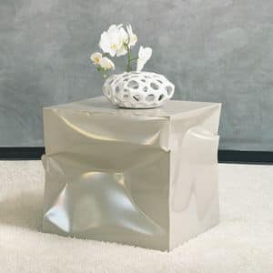 Cubo, Tavolino in metallo a forma di cubo stropicciato