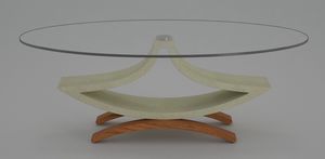 Rama, Tavolino con piano ovale in cristallo