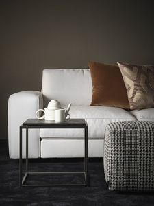 Silhouette, Tavolino elegante dal design minimale, piano in marmo