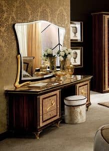Rossini toilette, Toilette con base dorata, inserti Sw, cassettiere laterali
